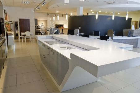 rozsuwany blat na wyspie kuchennej, materiał Corian, Glacier White